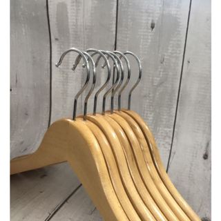 moc treo quan ao - móc gỗ vàng cổ tròn treo quần áo nam, nữ kt rộng vai 44cm, rãnh chống trơn tuột 2 bên, đầu mắc xoay