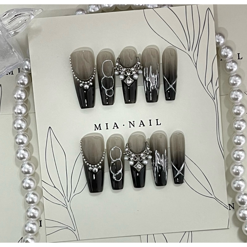 nailbox thiet ke ombre đen mix charm A102