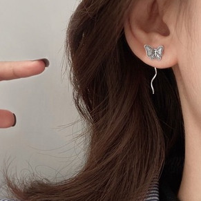 1 CHIẾC bông tai bươm bướm bạc thái