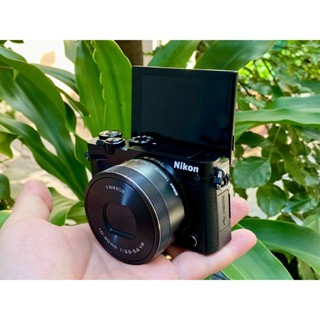 Máy ảnh Nikon J5 + lens 10-30mm F3.5-5.6 VR - 20.8 Megapixel - Màn hình Lật selfie - Mới 98%