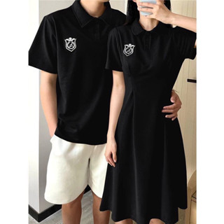 [1 bộ nam nữ chỉ 350K] Set đôi form dài cổ sơmi tay ngắn đính logo dễ thương (có 2 màu đen, xanh lá)