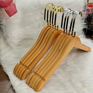 móc treo quần áo gỗ màu vàng cổ tròn kích thước trẻ em 32cm và người lớn 38cm