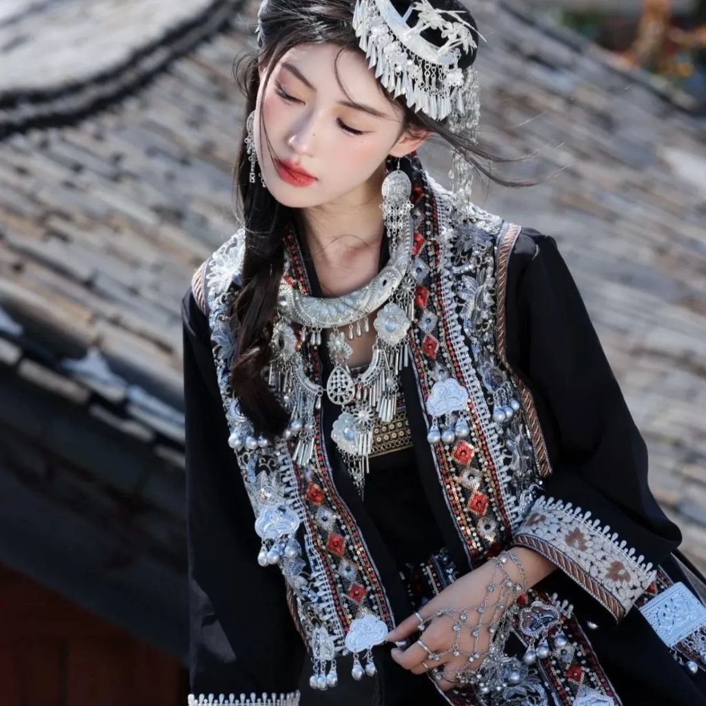 Trang phục Miêu cương đen truyền thống chụp hình du lịch