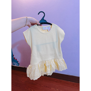 Áo phối ren thêu lỗ tay hến xuất dư bé gái màu vàng mơ xinh xắn