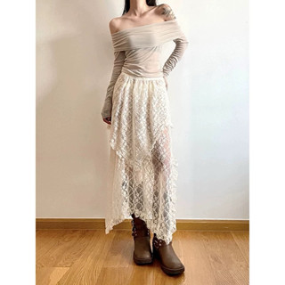 Set Áo Bệt Vai + Chân Váy Ren Hoa Mai Vạt Nhọn Lệch Dài 2 Tầng