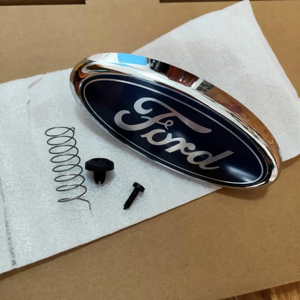 Logo biểu tượng trước xe ford Focus 2005-2012