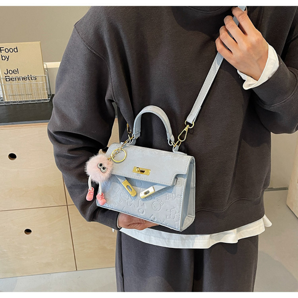 Túi xách nữ thời trang túi đeo chéo da trần nhung size 20cm tặng kèm móc bông dễ thương - HT022 | BigBuy360 - bigbuy360.vn