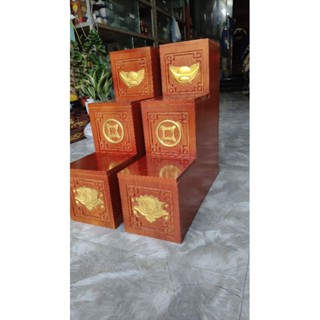 Bục tam cấp kê 2 bên ban thần tài mẫu đồng xu, thoi vàng, hoa sen dát vàng