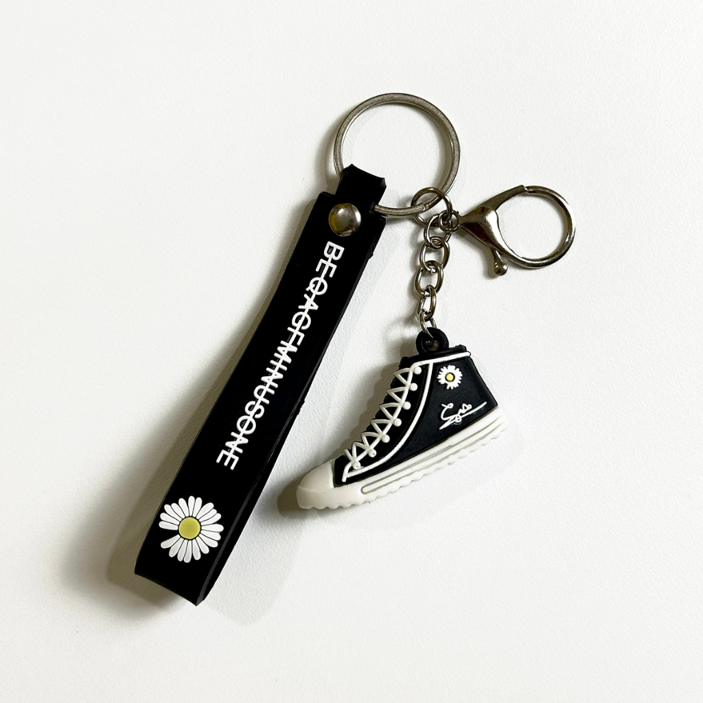 Móc Khóa Chiếc Giày Bông Cúc Dây Màu Đen PRAZA - MK02