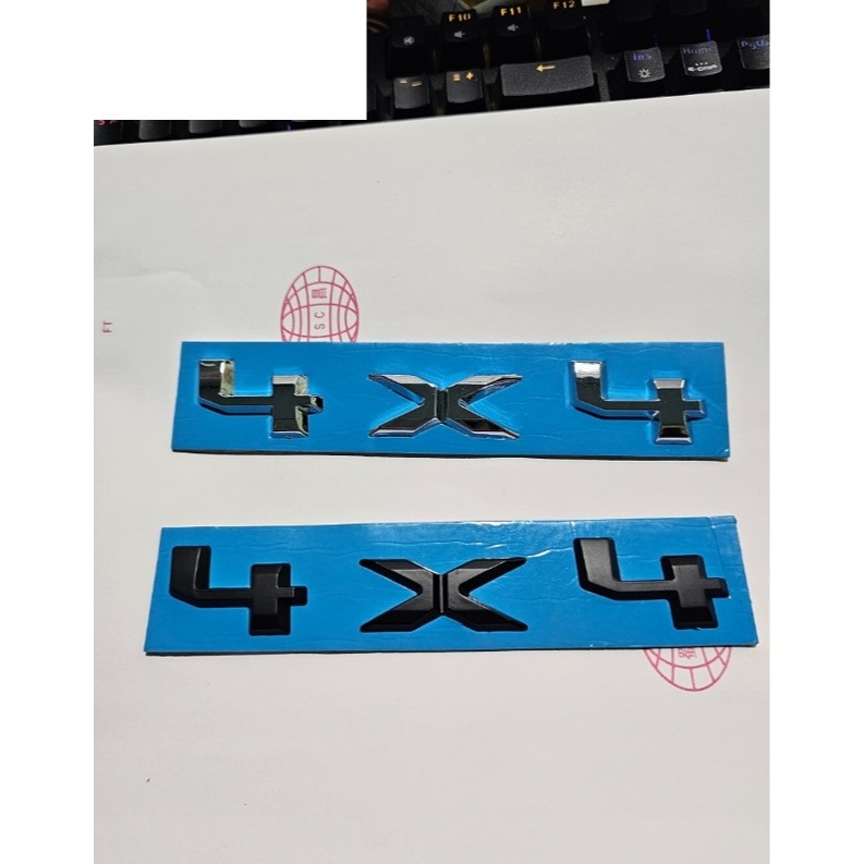 Chữ nổi 4X4 được dán phía sau xe Ford Ranger Wildtrak