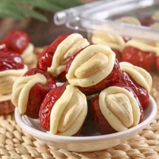 táo đỏ kẹp sữa hạt điều ( hộp 300g)+ tặng 1 gói cà phê sầu riêng