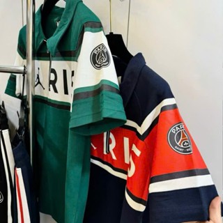  Bộ Đồ Nam Cộc Tay Mặc Hè Cổ Bẻ In Sọc Vạch Đỏ In Chữ Paris Logo Tay Phối Khoá Zip Dọc Cổ Dành Cho Boy Phố 2024 