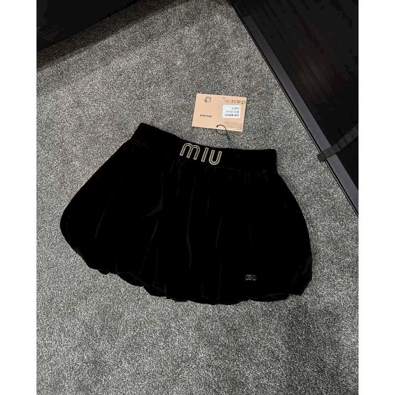 (31) Chân váy đùi bí ngô bồng bềnh đính Logo chữ Miu cực sang trọng cạp chun