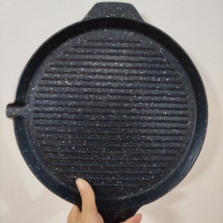 Chảo Nướng Chống Dính Vân Đá dùng cho bếp từ (loại đẹp) làm từ chất liệu nhôm đúc nguyên khối.