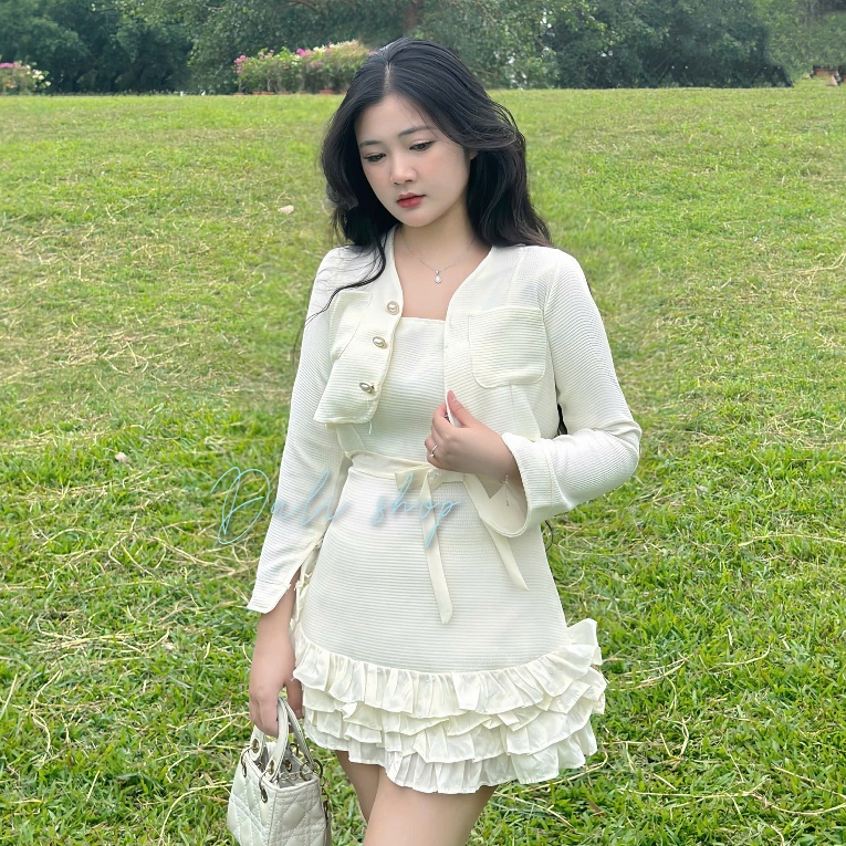 Set Dạ Tiểu Thư 2 Món Gồm Váy Dạ 2 Dây Bèo Gấu Nhiều Tầng Có Đệm + Áo Khoác Dạ Cúc Ngọc Dáng Croptop Sang Chảnh | BigBuy360 - bigbuy360.vn