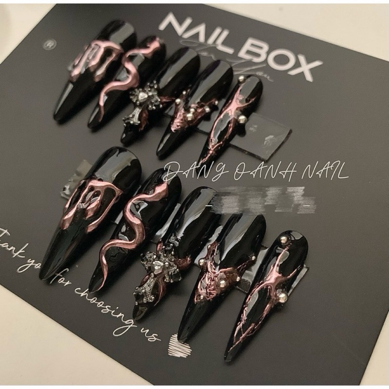 NAILBOX NAIL BOX - NAIL MÀU ĐEN TRÁNG GƯƠNG HÌNH CON RẮN ĐÍNH CHARM THÁNH GIÁ SANG CHẢNH NGẦU ĐẸP
