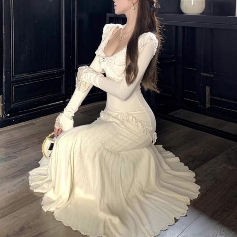 Đầm len tăm dệt kim trắng xòe đuôi cá dáng dài viền bèo đính đá và ngọc tua rua tiểu thư | BigBuy360 - bigbuy360.vn