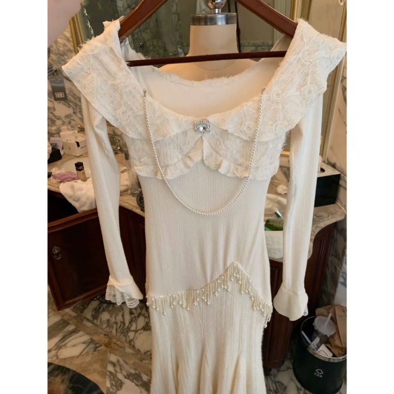 Đầm len tăm dệt kim trắng xòe đuôi cá dáng dài viền bèo đính đá và ngọc tua rua tiểu thư | BigBuy360 - bigbuy360.vn