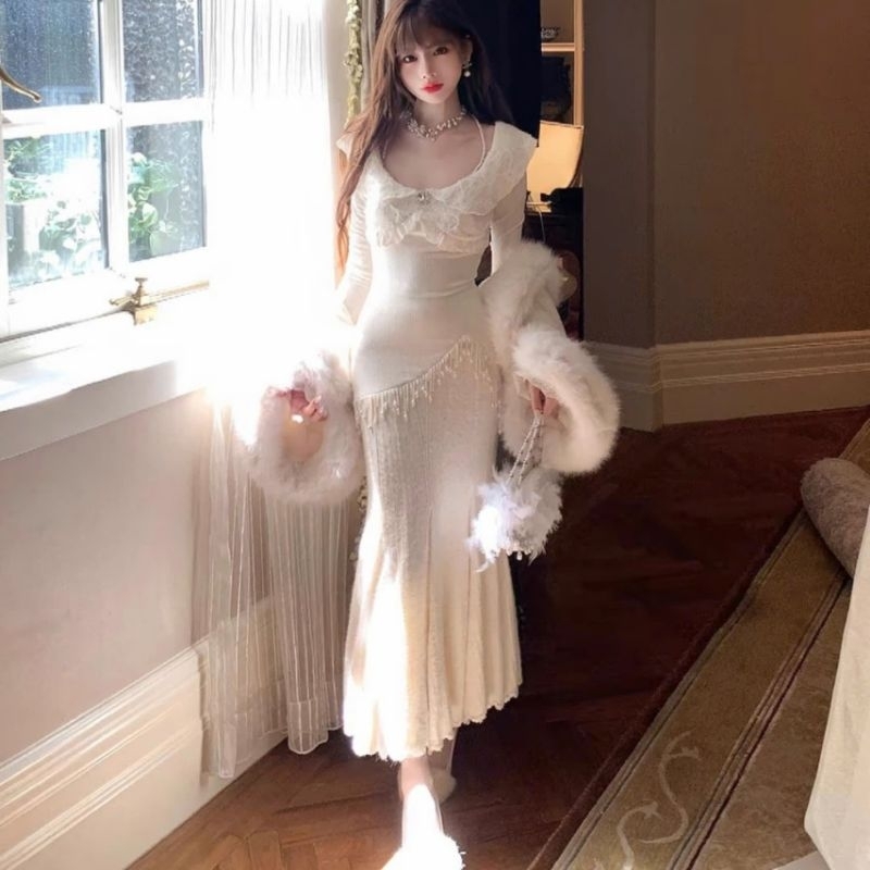 Đầm len tăm dệt kim trắng xòe đuôi cá dáng dài viền bèo đính đá và ngọc tua rua tiểu thư