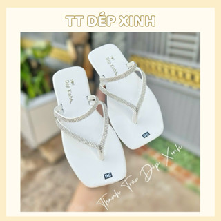 Dép lê xỏ ngón nữ dép kẹp  quai hình tam giác đính đá siêu sáng kèm quai đá ở cổ chân nền da bóng đầu vuông 