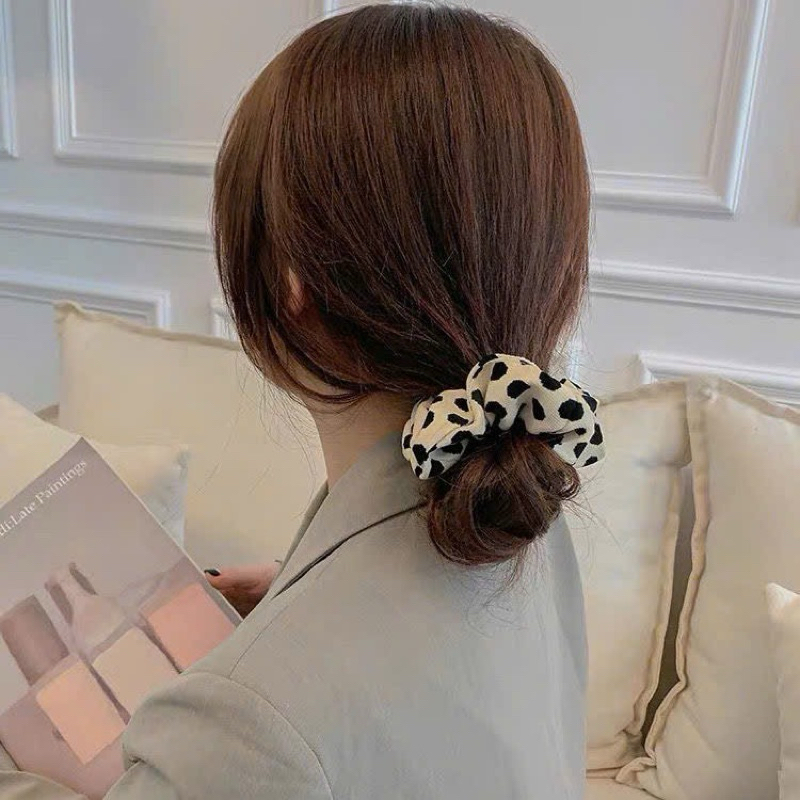 Dây buộc tóc Scrunchies họa tiết bò sữa