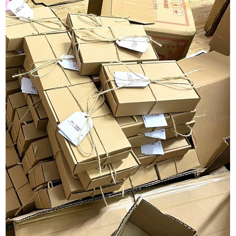 (PACKAGING)Hộp kcraft xinh k bán lẻ. hộp đóng cho khách đặt quà đem tặng. hộp nắp cài giấy rơm tiện 