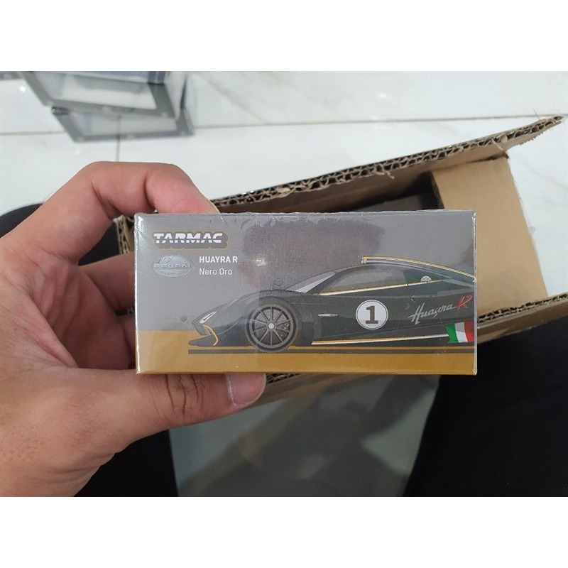 Xe Mô Hình PAGANI HUAYRA R Nero Oro 1:64 Tarmac Works ( Đen )