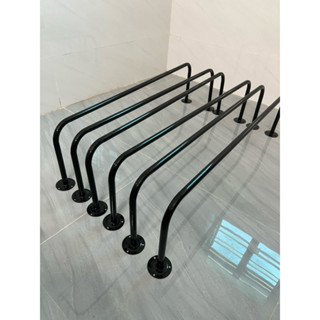 thanh u treo quần áo, tay u đế tròn ( bằng sắt sơn tĩnh điện ) kèm vít tắc kê