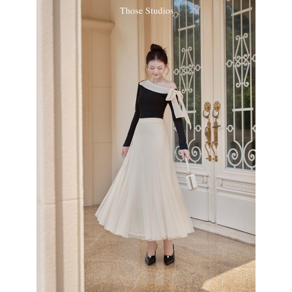 THOSE STUDIOS Set tiểu thư bao gồm  (áo đen lệch vai + chân váy kem) PANSY SET