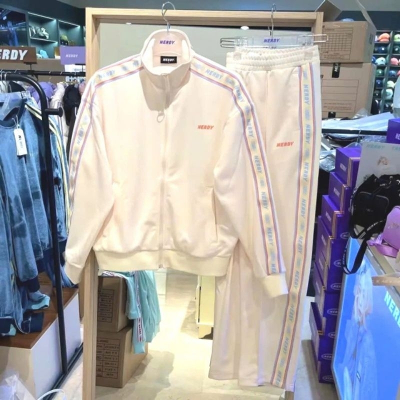 Set quần áo khoác thể thao NERDY khóa kéo logo in sọc kẻ tay dài phong cách Hàn Quốc