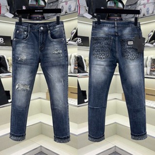 Quần jean bò nam Đôn Chề slimfit wash xanh bạc rách đùi in vân monogram xắn gấu túi tag logo sắt QJ629P