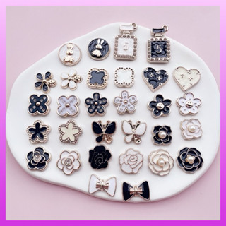 14 sticker làm bằng nhựa dả kim loại nhựa cứng và có nút đen bằng nhựa cứng nên mọi người gắn ko quen ib cho shop em ha