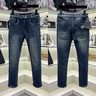 Quần jean bò nam Đôn Chề slimfit xanh xước đậm trơn phối dập vân monogram viền eo thêu logo túi sau QJ630P