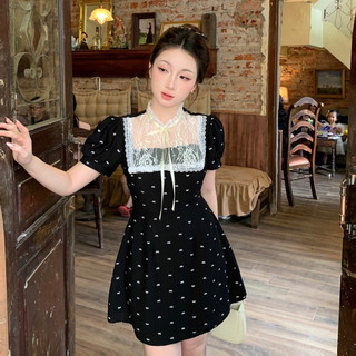 MAYBEROOM® Váy đen chiết eo họa tiết nơ tay bồng mix ruy băng cổ yếm Ally dress