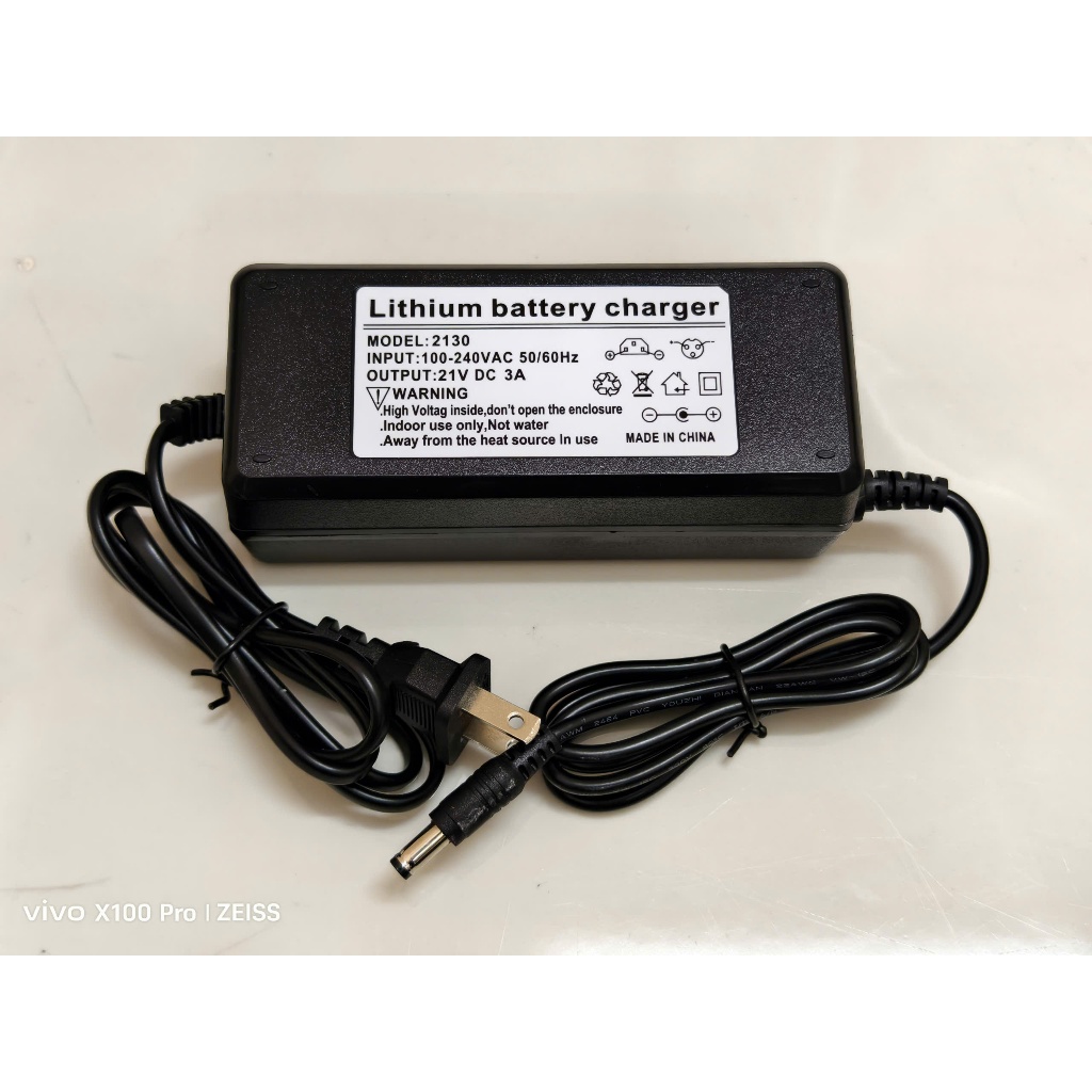 Sạc 21V 3A có quạt tản nhiệt và đèn báo đầy, chuyên sạc pin Li-ion 18V - 21V