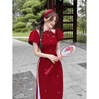 Áo dài Tết chất liệu vải nhung dáng cách tân cổ yếm đính đá