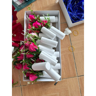 cốt xốp cứng cắm và bó hoa