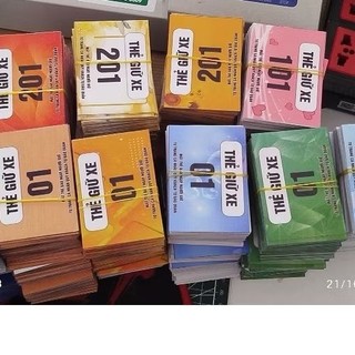 100 thẻ giữ xe kích thước 7 x 5 cm ép plastic. giao màu ngẫu nhiên