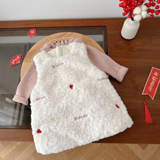  Quần áo trẻ em váy gile cho bé gái chất lông cừu sần lót dày kết hợp với áo len cổ bèo điệu đà OD trung mẫu mới 2024 