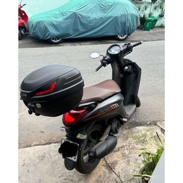 Thùng xe máy givi mẫu B27N kèm đế đệm và bát gắn, mới 100%