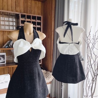 ĐẦM DẠ ĐEN XƯỢC DÂY THẮT NƠ CỔ YẾM PHỐI NƠ TRẮNG NGỰC TRỄ VAI (TH)