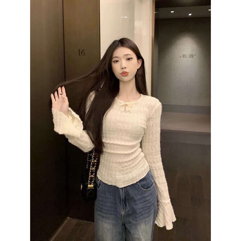 (Hàng đẹp có sẵn) Áo thun dài tay cổ tròn đính nơ thiết kế Tay loe điệu đà Kumikumi | BigBuy360 - bigbuy360.vn