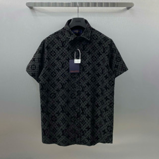 Áo sơ mi đen tay ngắn nam Eo Vì vải lụa thô dập vân hoa chữ monogram nhung nổi tràn thân boy phố SMC48P