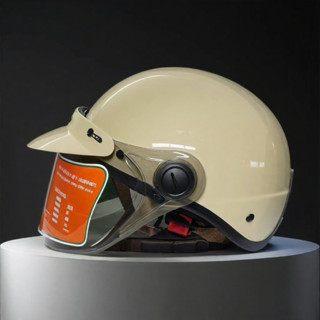 Nón bảo hiểm nửa đầu kính dài che mặt và có lưỡi trai chống nắng