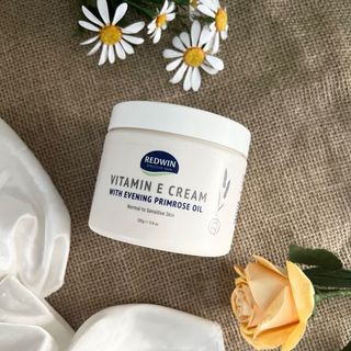 (Mầu mới) Kem dưỡng da Redwin Vitamin E & Tinh dầu Hoa anh thảo Cream 330g