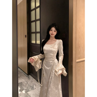 [Sẵn + Hỏa tốc] Thehermit | Đầm nhung dáng dài, tay loe cổ vuông chiết eo thanh lịch, váy ôm tôn dáng - H286