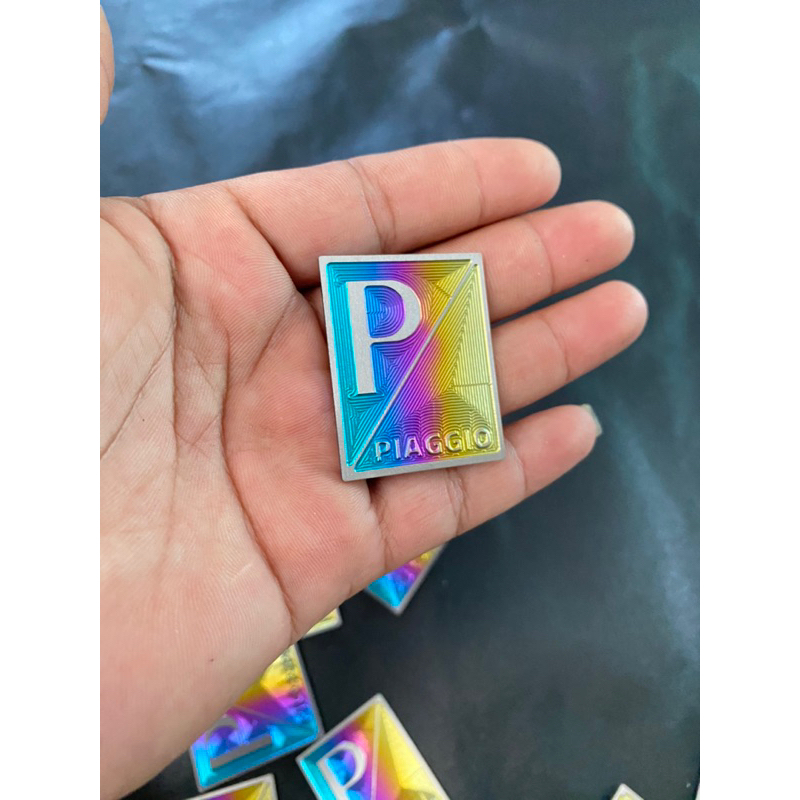 Logo Piaggio Vespa được làm bằng chất liệu titan, với mặt trước của logo. Chất liệu titan (giá 1 cái