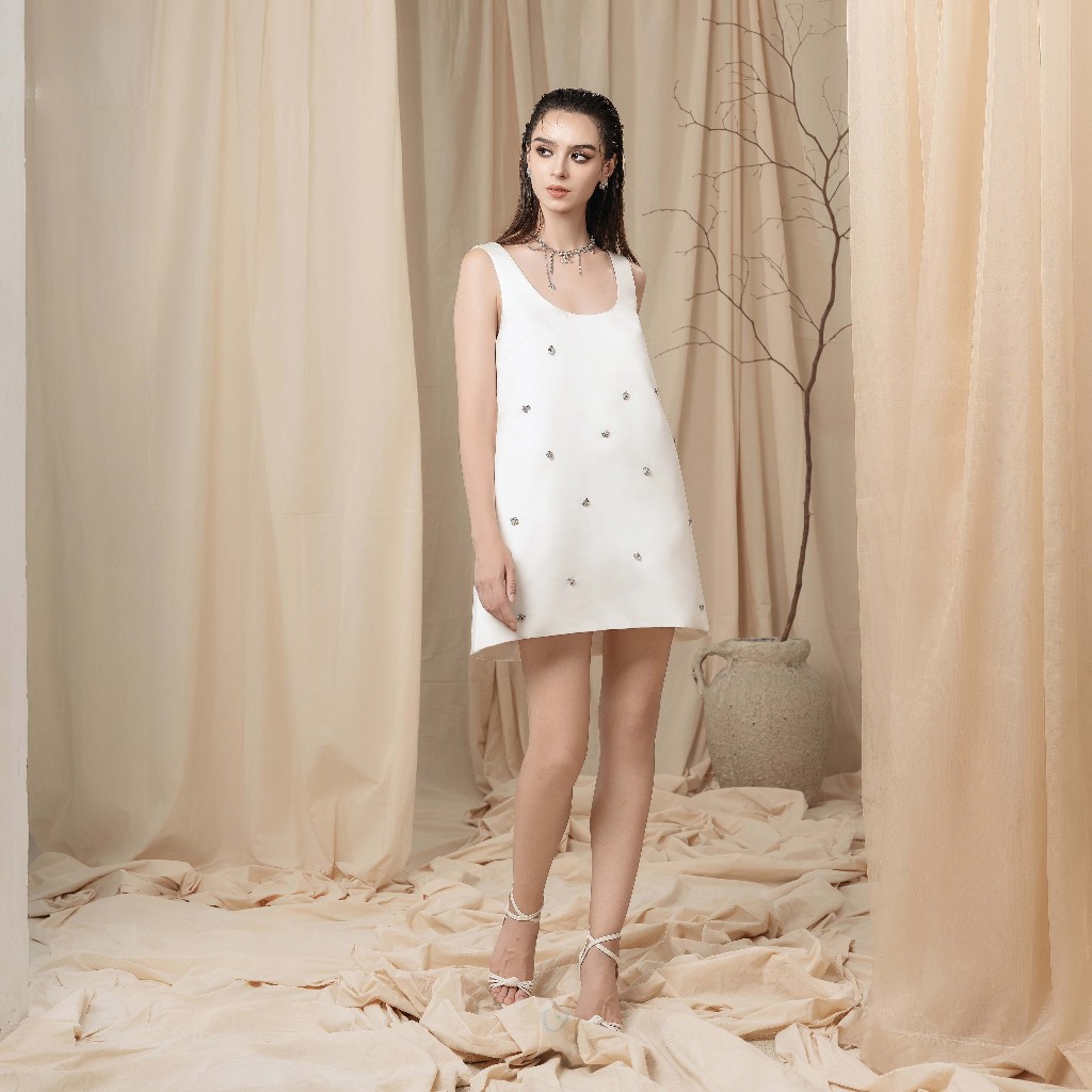 LENCIS - Đầm suôn đính đá thủ công tùng xòe dây sau lưng / 𝐂𝐫𝐲𝐬𝐭𝐚𝐥 𝐃𝐫𝐞𝐬𝐬 / Màu trắng