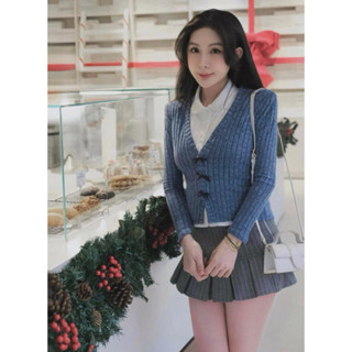Set 3 Món Áo Trắng Cổ Sen Kèm Khoác Cardigan Len Gân Đính Nơ Mix Chân Váy Ngắn Mini Skirt Xếp Ly Sọc Dọc
