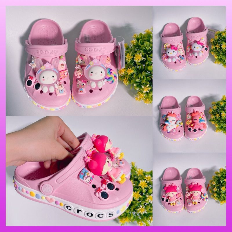 [ Tặng 12 sticker ] Dép xục Crocs bay a mầu Hồng viền tim cho bé gái mix búp bê ngựa poly thỏ đèn kity đèn Hàng loại 1
